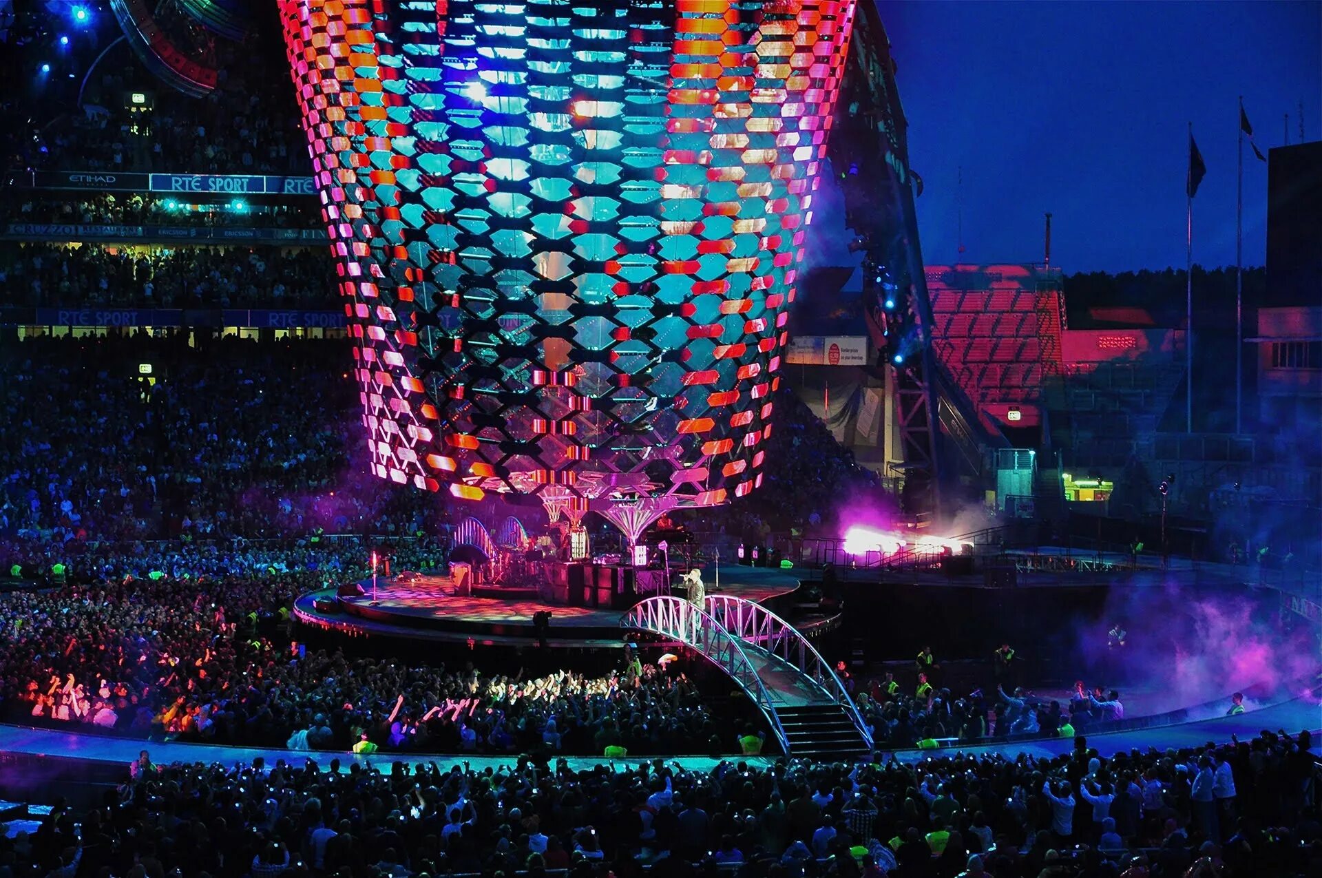 U2 360 tour. U2 360° tour minecraft. Concert in dublin. U2 360 tour. Концерт u2 в москве 2010.