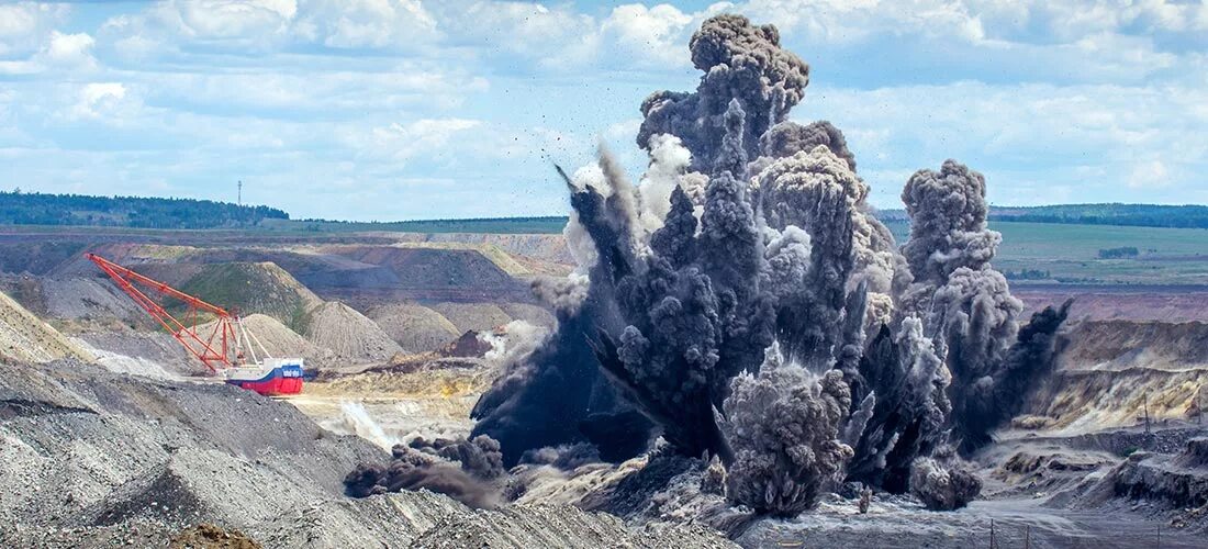 Пыль в воздухе. Буровзрывные работы. Взорванная горная масса. Березитовый рудник амурская область. Взорванная горная масса.
