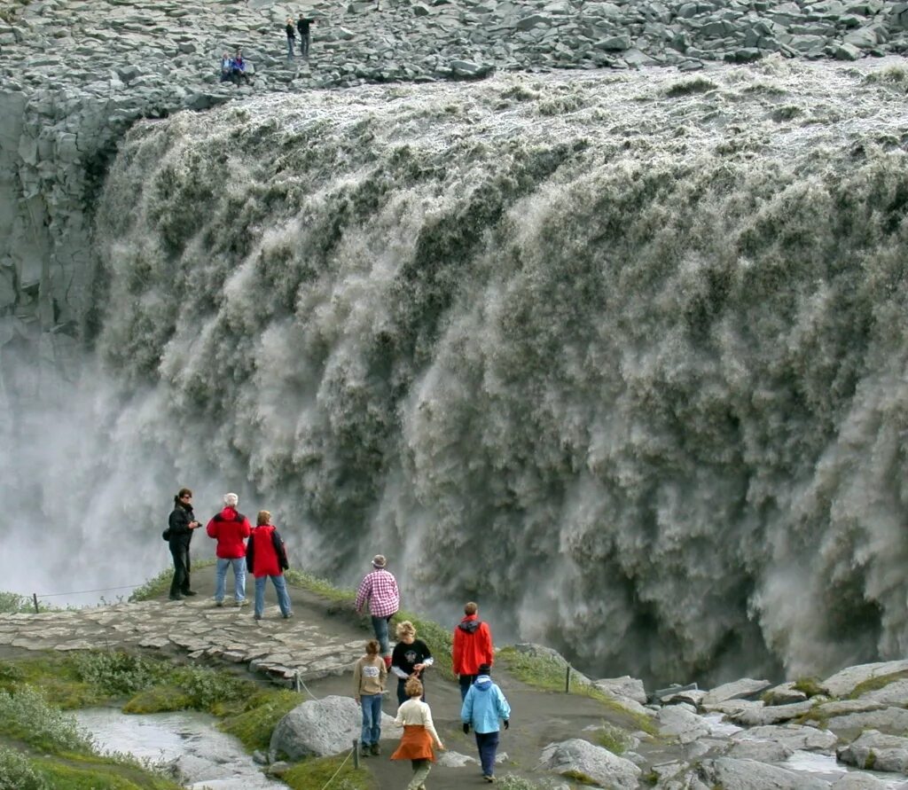 Большой водопад в европе. Деттифосс Исландия. Водопад Деттифосс. Исландский водопад Деттифосс. Деттифосс-самый большой водопад в Европе.