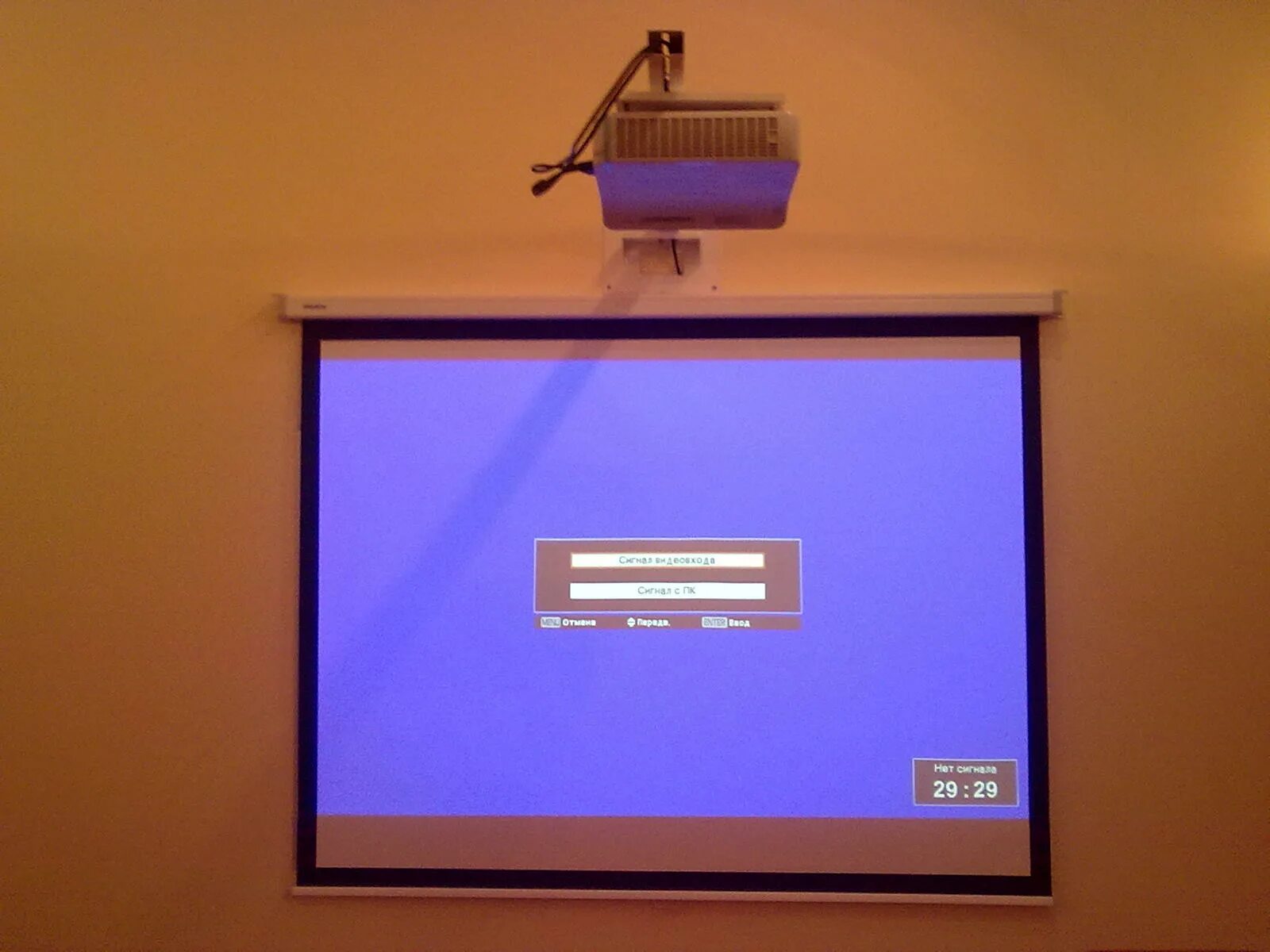 Benq нет сигнала. Разрешение монитора ноутбука. Почему проектор нет сигнала. Проектор optoma x351. Нет сигнала.