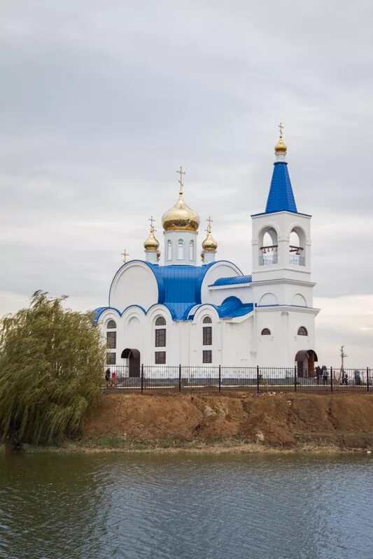 Храм п горный Краснопартизанский район. Посёлок горный Краснопартизанский район. Храм в п горный Краснопартизанский район Саратовская область. Церковь в п.горный Краснопартизанского района.