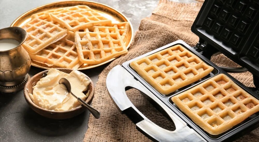 Изготовление вафель. Waffle maker вафельница. Электровафельницы для венских вафель. Венские вафли в электровафельнице. Вафельница Mini maker Waffle.