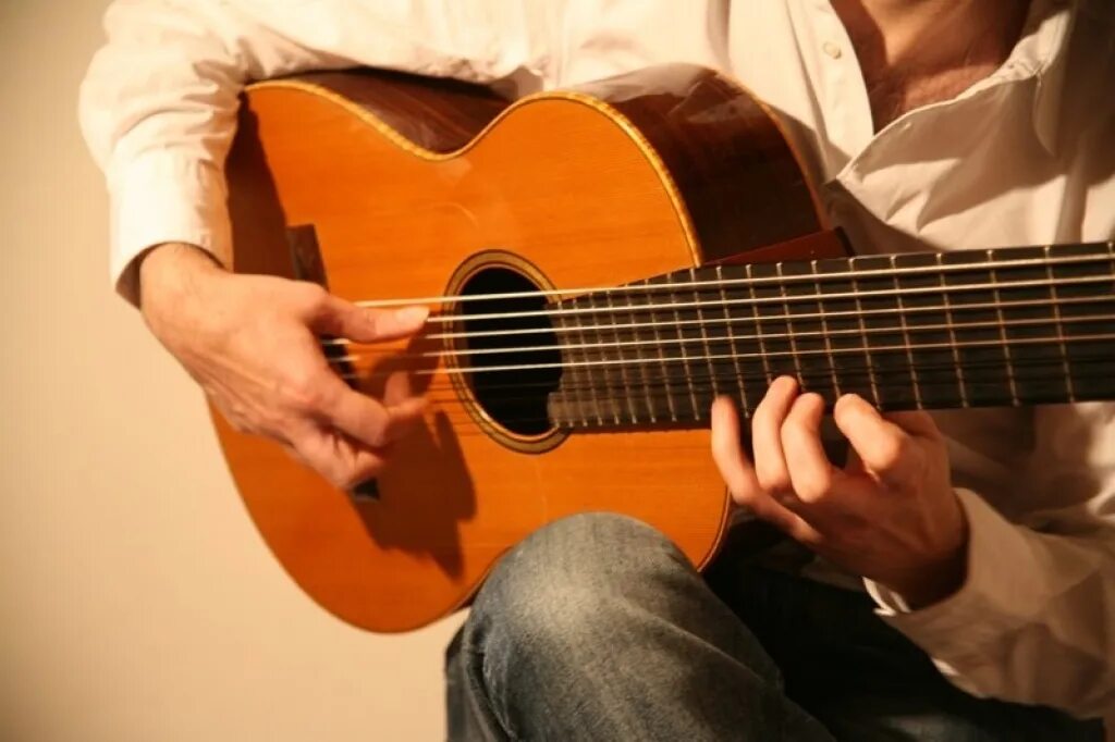 Уроки гитары москва. Гитара. Игра на гитаре. Уроки гитары. Классический гитарист.