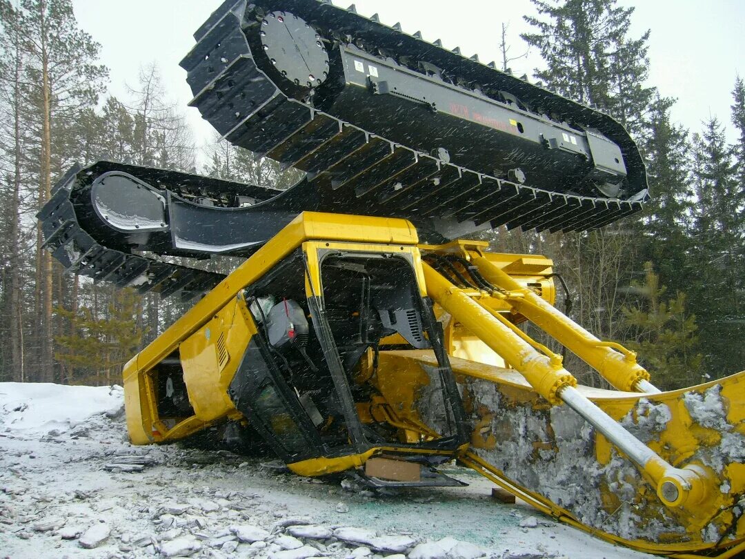 опрокинулся уаз. перевертыш авто. перевертыш у поста в нижнекамске. украина перевернувшийся танк. экскаватор болотоход.