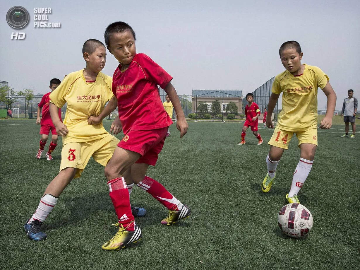 Китайские спортивные игры. Китайский футбол. Футболисты Китая. Футбол дети. Футбольная школа в Китае.