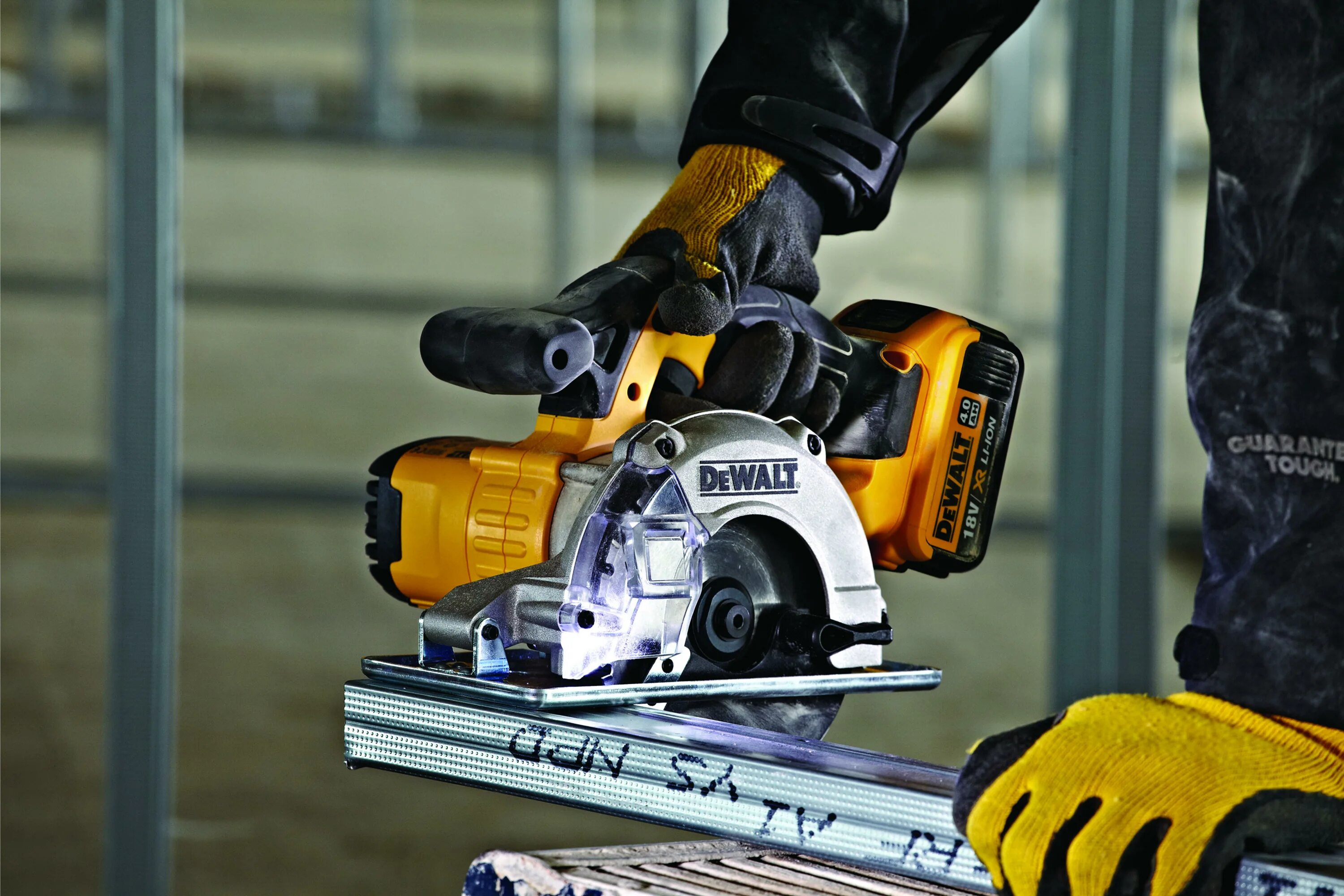 DEWALT dcs373m2. Аккумуляторная дисковая пила по металлу DEWALT dcs373nt-XJ 18. ДЕВОЛТ 373. Дисковая пила ДЕВОЛТ аккумуляторная 18v. Девольт циркулярная пила