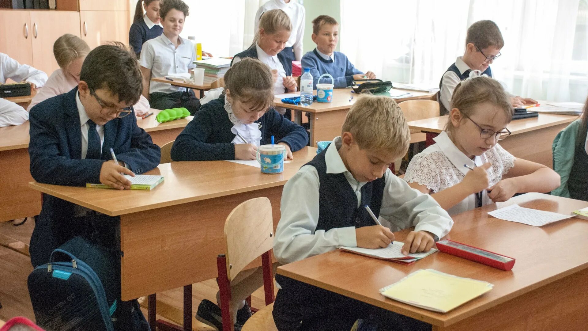 Школьники за партой. Ученик за партой. Школьники в классе. Класс с детьми в школе. Сегодня начинается школа