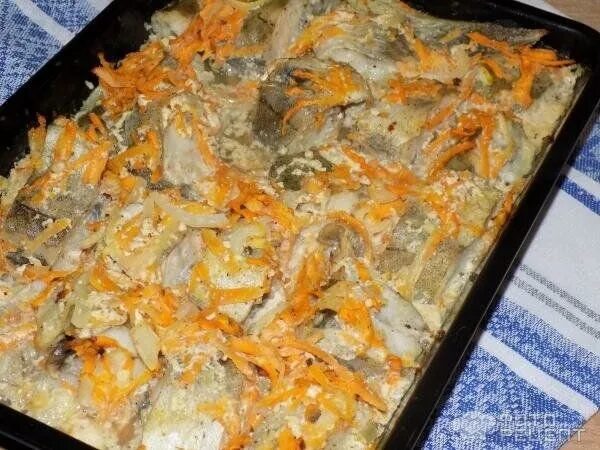 Минтай кусочками в духовке. Блюда из минтая в духовке. Кусочки минтая в духовке с луком. Запечь минтай в духовке в фольге. Рыба минтай в духовке.