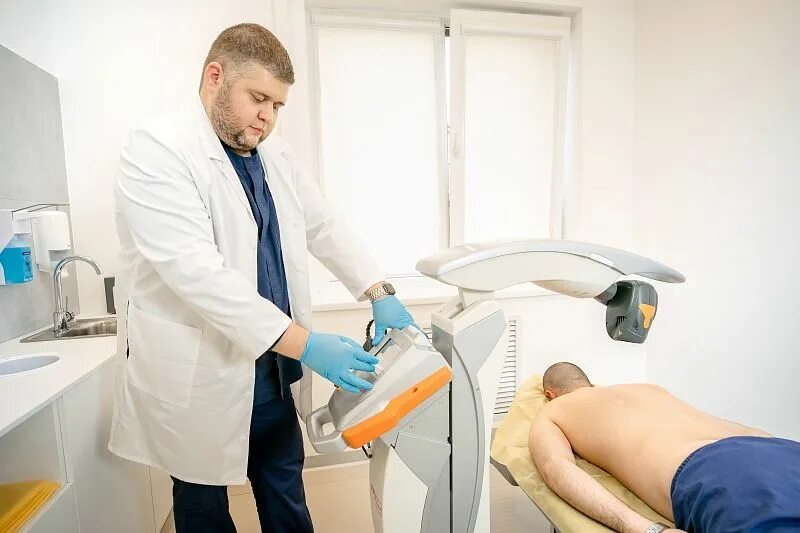 Врач по позвоночнику. Лечение грыжи ростов на дону. Тракционная вытяжка позвоночника. Тракция позвоночника на аппарате. Лечение грыжи ростов на дону.