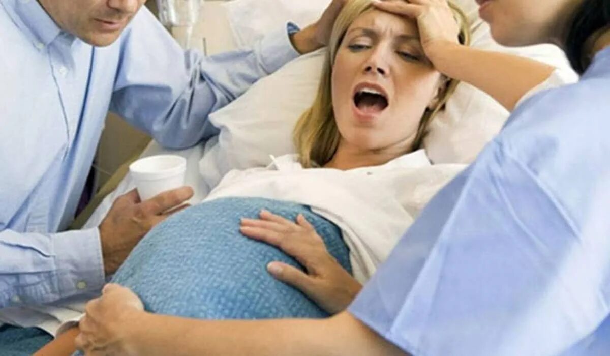 беременная женщина рожает. беременная рожает схватки. беременные женщины рожают. дрожь в родах. беременная женщина в роддоме.