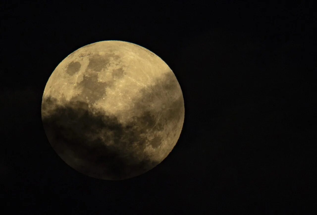 Полутеневое затмение Луны. Полутеневое затмение 5 мая. Лунное затмение фото.