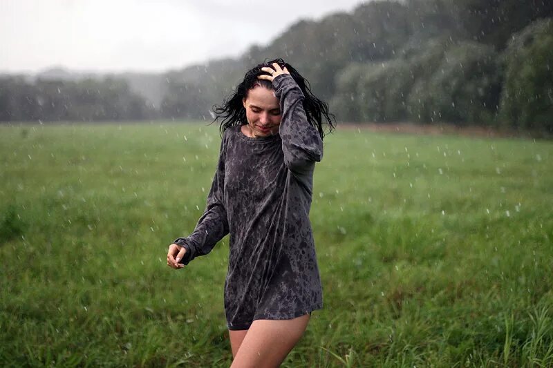 Rain фото. Девушка под дождем. Девушка дождь. Фотосессия в дождь. Фотосессия девушка под дождем.