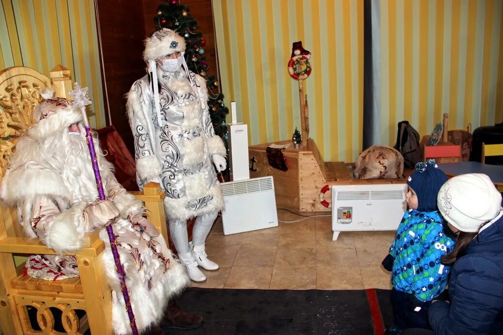 стильный дед мороз и снегурочка. дед морое и снегурочка. дед мороз и снегурочка великий устюг. снегурочка встречает деда мороза. дед мороз и снегурочка красивые.