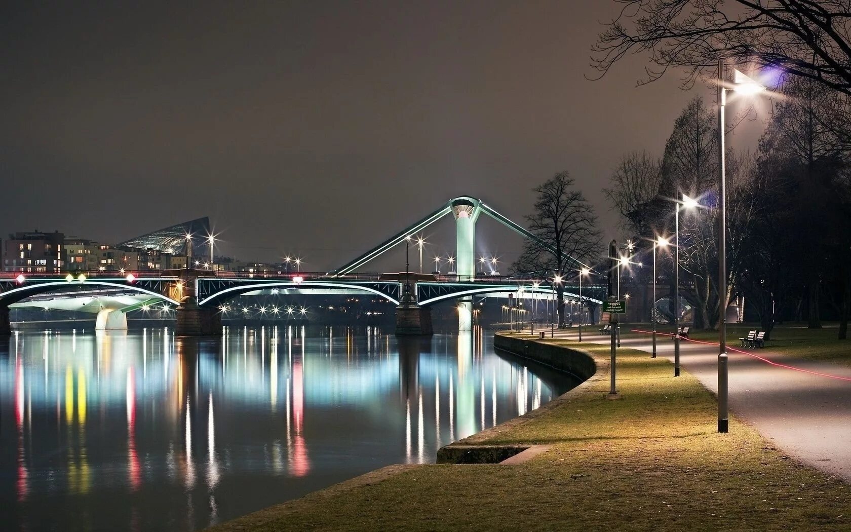 Парк в Найт Сити. Набережная Новосибирск ночью мост. Мост Ривер парк. Новосибирск River Park вид на мост. Красивая набережная реки