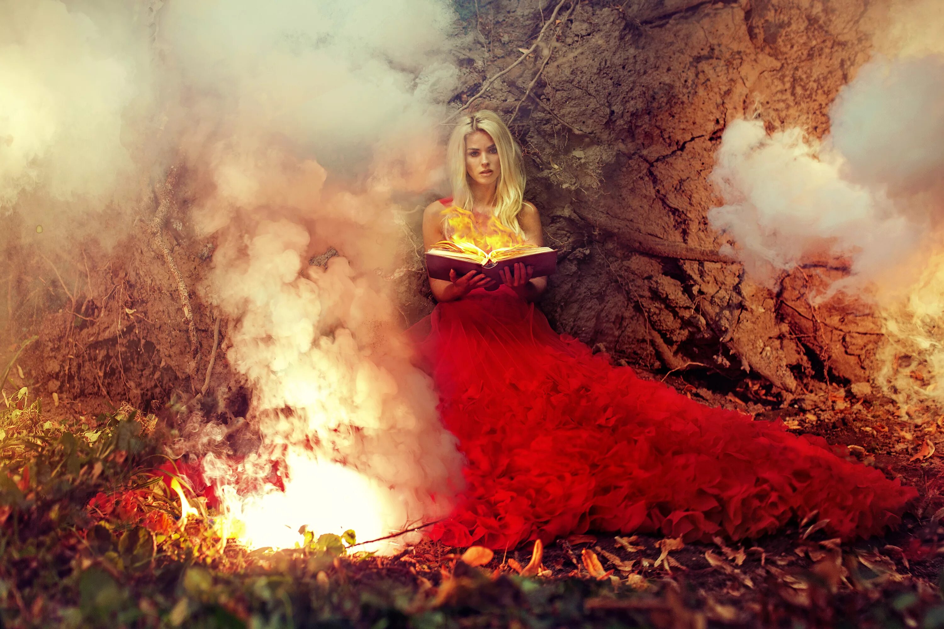 Женщина в огне книга. Фотосессия с огнем. Горящее платье. Огненная девушка. Фотосессия на фоне огня.