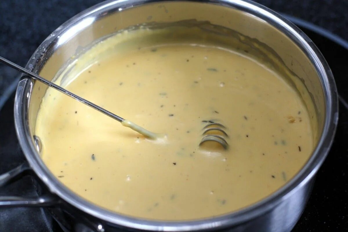 Соус со сливками и сыром рецепт. Сливочный соус с сыром. сливочный соус в сотейнике. соус из сливок и сыра. приготовление сливочного соуса.
