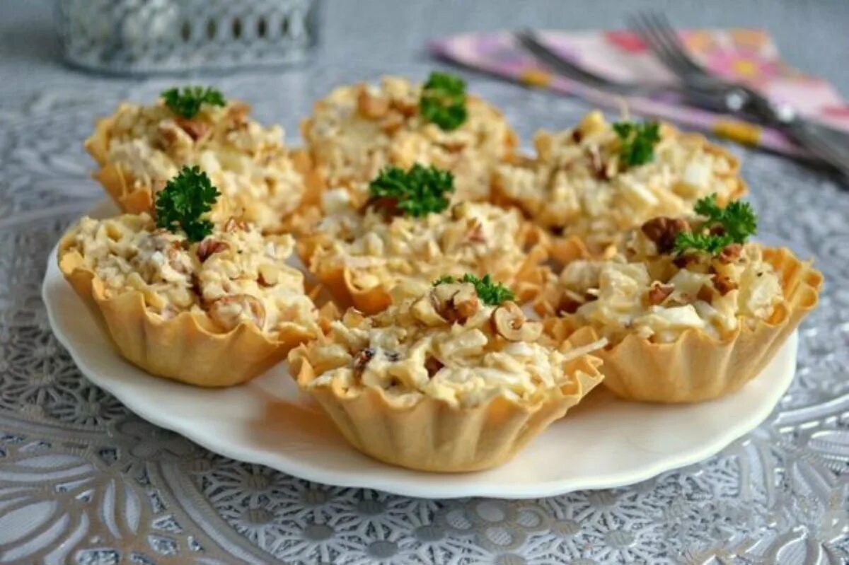 Начинка для тарталеток с курицей. Салат с курицей и ананасом в тарталетках. тарталетки с куриным филе и ананасами. тарталетки с курицей и ананасами. тарталетки с ананасом.