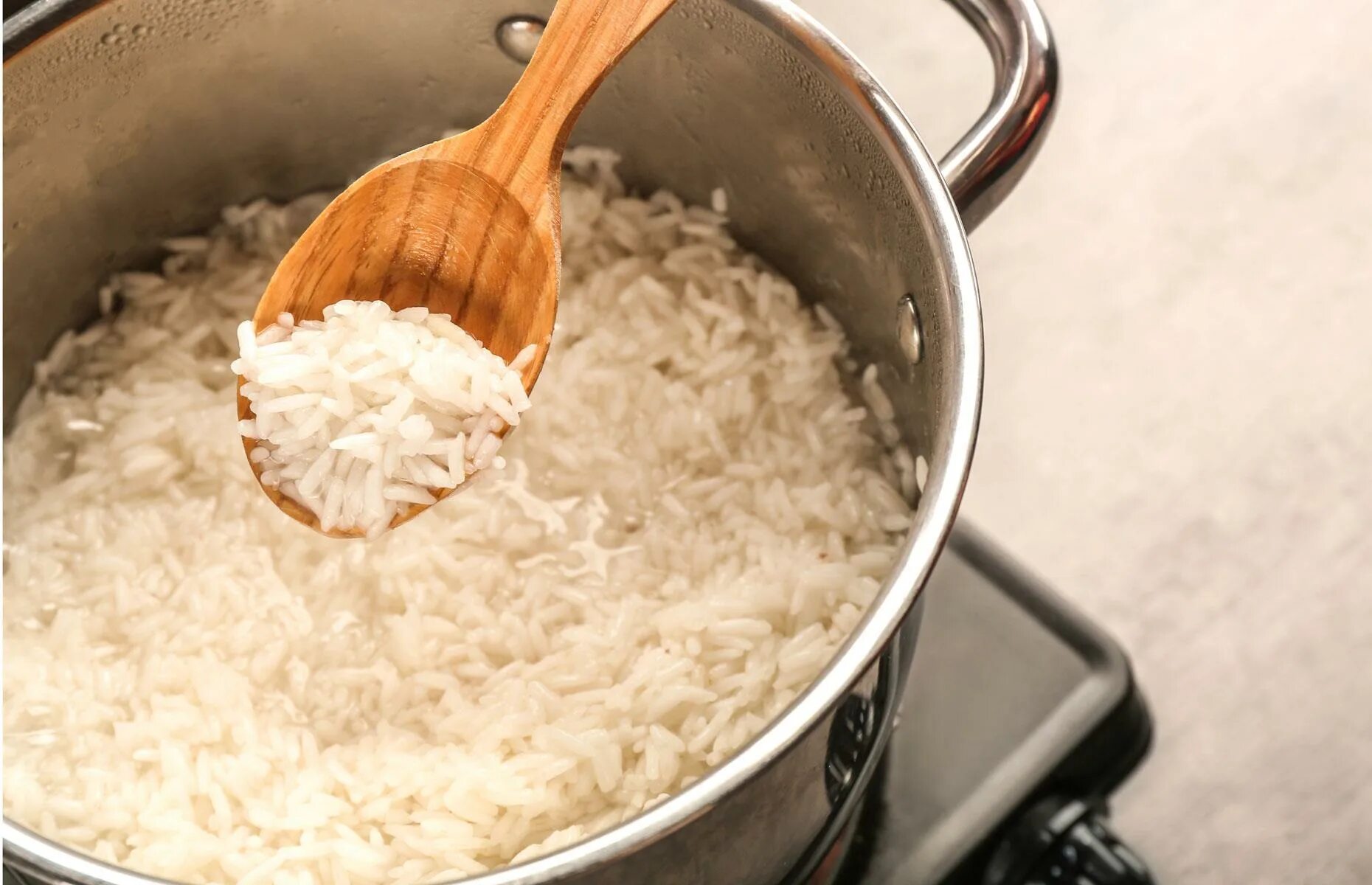 Приготовление риса на воде. Рис в кастрюле. Отварить рис. Вареный рис в кастрюле. Рис варится в кастрюле.