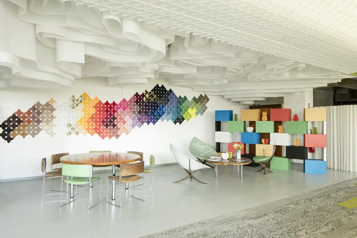 Украшать пространство. Необычный декор потолка. Дизайнерские потолки бумажные. Необычный потолок своими руками. Необычные выставочные пространства.