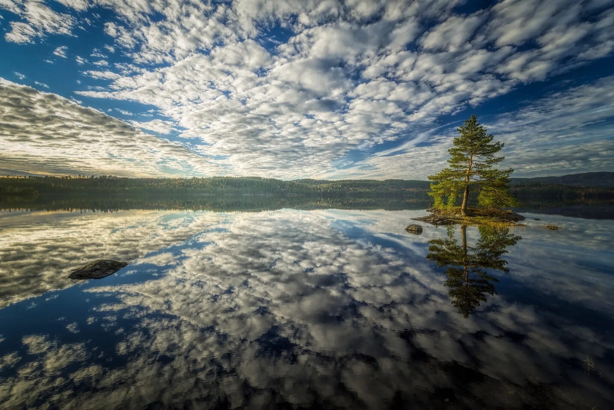 Вода озеро свет. Отражение неба в воде. Отражение облаков в воде. Озеро и облака. Облака отражаются в воде.