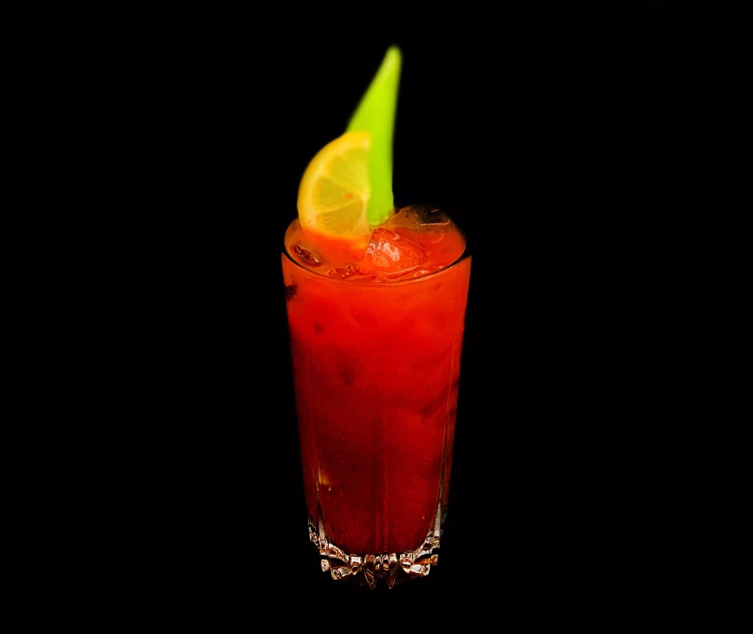 Коктейль алкогольный красный. Bloody Mary Рокс коктейль.