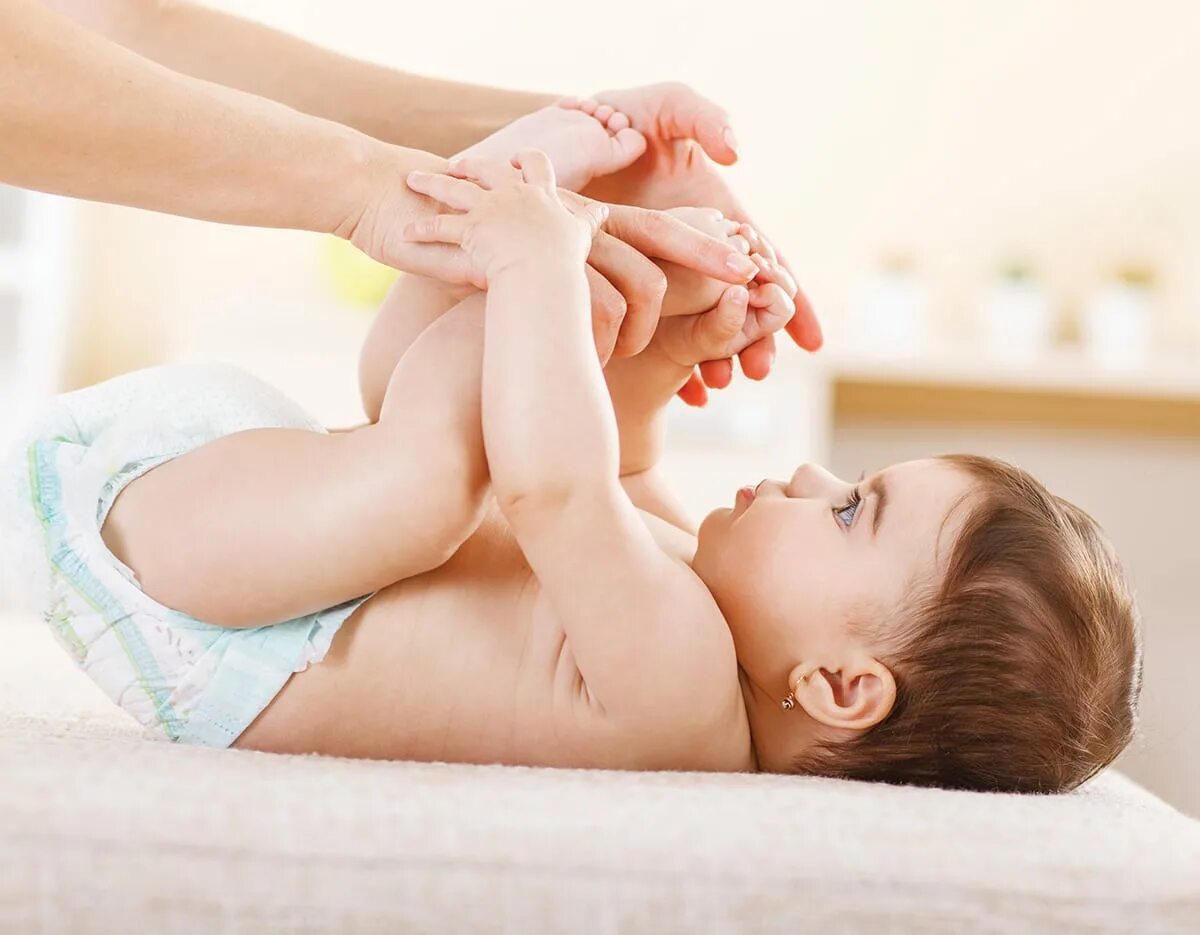 Baby massage. Массаж детям. Массаж малышу. Детский массаж фон. Детский массаж фото.