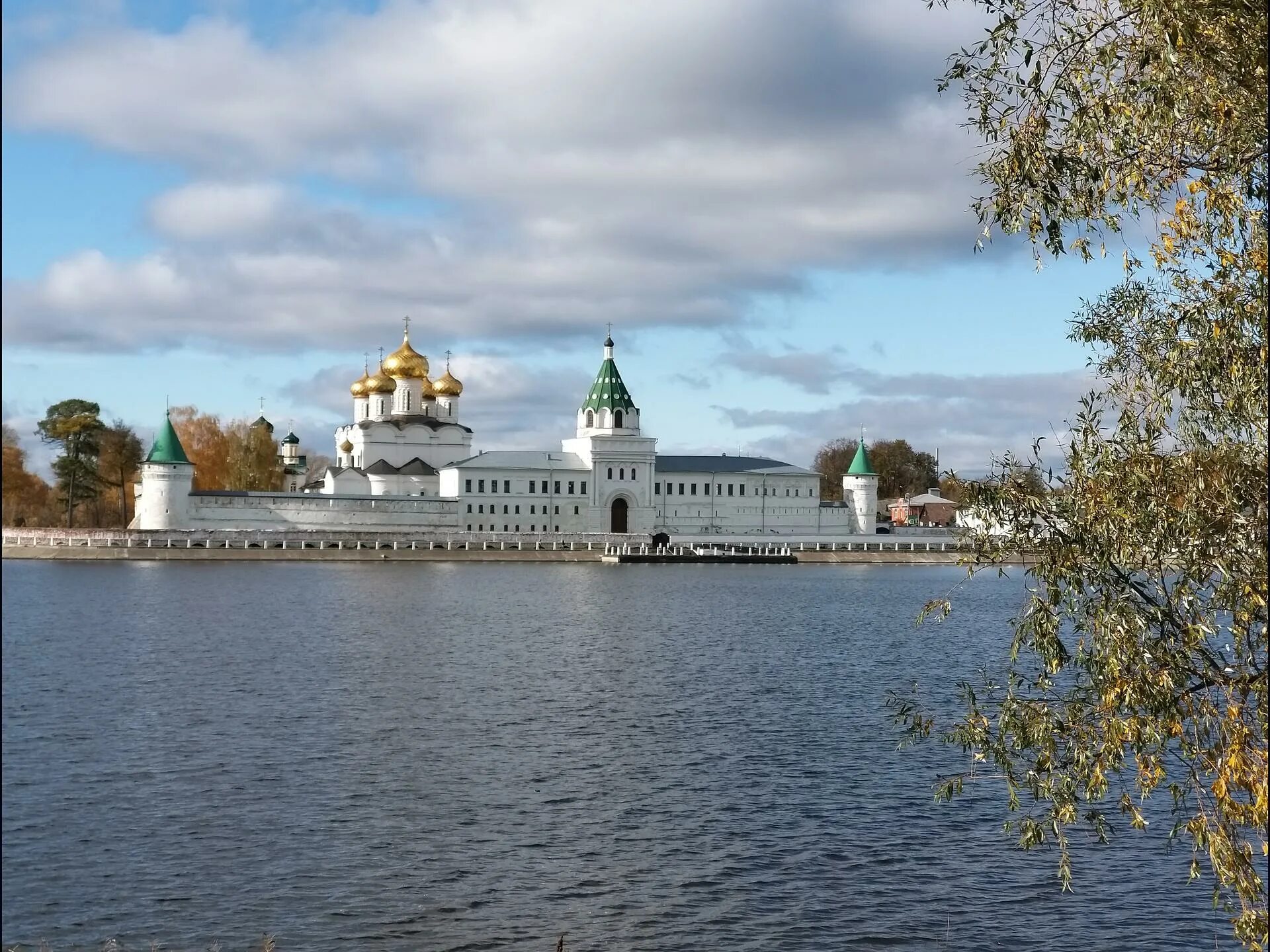 Государыня кострома. Ипатьевский монастырь ярославль. Кострома экскурсии по волге. Ипатьевский монастырь кострома экскурсия. Кострома экскурсии по волге.