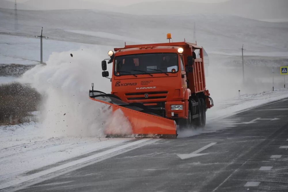 Дорога очищена от снега. КДМ уборка снега. Очистка автомобильных дорог от снега. КДМ зимой. Дорожные очистители снега.