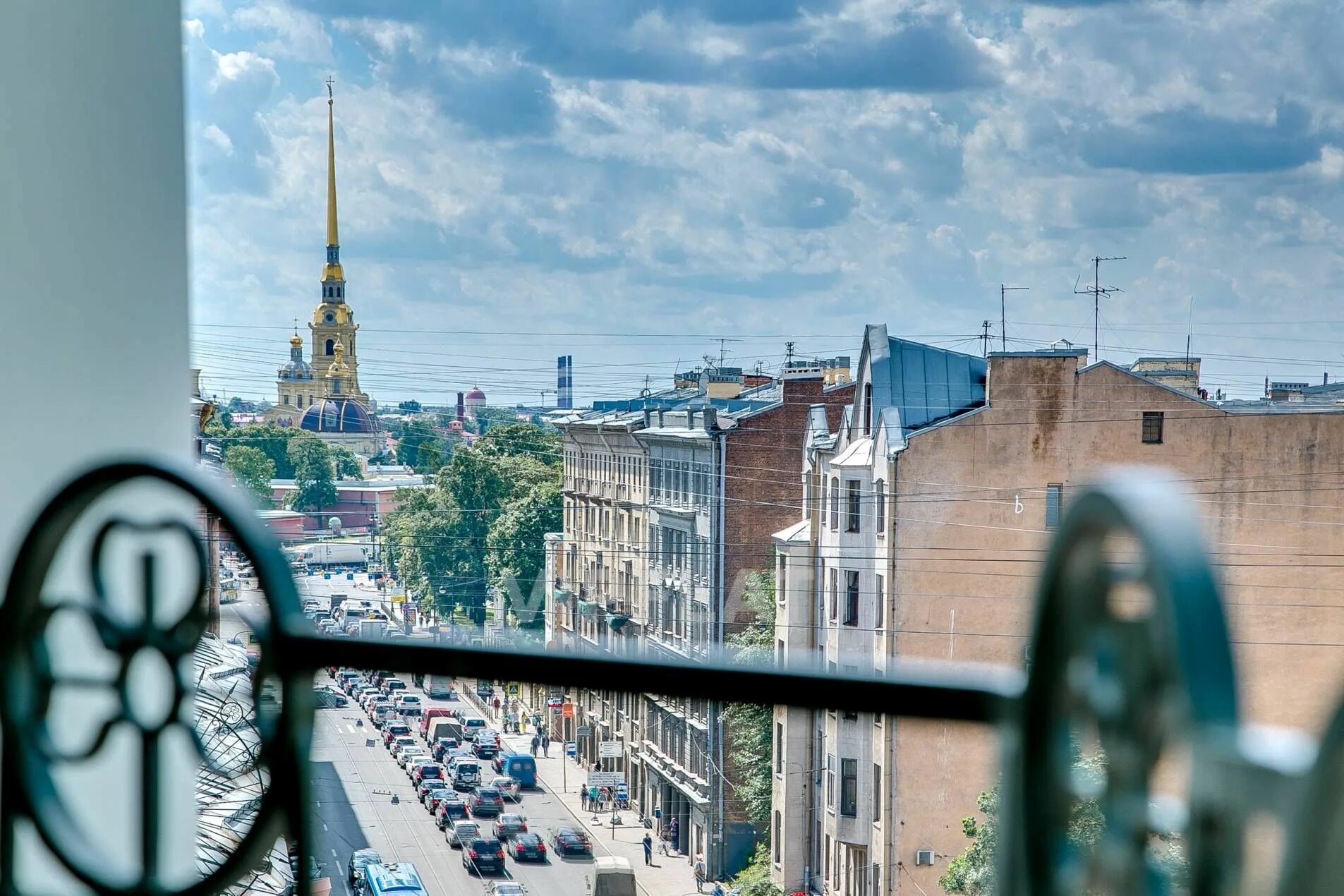 Окна куйбышева. Петроградка вид из окна Санкт-Петербург. Окно вид с улицы. Виды окон. Вид из окна на улицу.