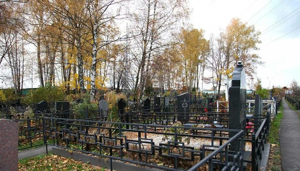 Троекуровское кладбище железников. Пятницкое шоссе митинское кладбище. Поиск могил москва. Ваганьковское кладбище центральная аллея захоронения. Могила сергея гринькова на ваганьковском кладбище.