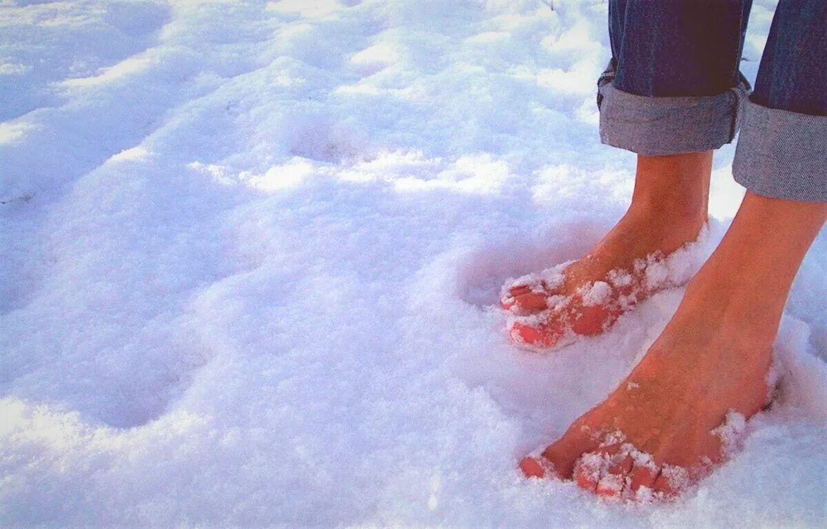 Живот в голоде ноги в холоде. Босые ноги на снегу. Хождение босиком закаливание. Ноги в снегу. Женские ноги в сугробе.