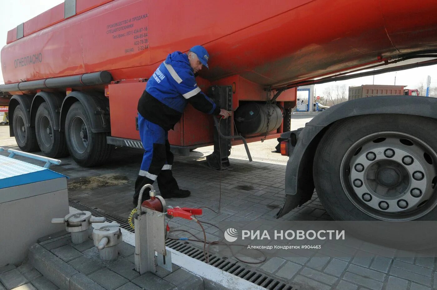 5 тонн топлива. Заземление автоцистерны при сливе. Заземление бензовоза. Площадка слива топлива с автоцистерн.