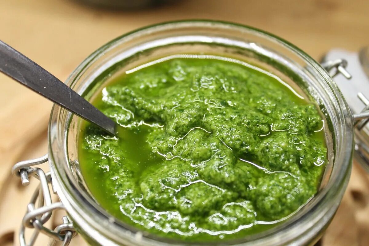 Pesto alla. Pesto Genovese соус песто. Зеленый соус песто. Песто с Чили.