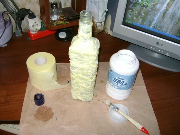 туалетная бумага клей. папье маше туалетная бумага и пва. пва для бумаги. бутылочка для клея пва. обклеить бутылку бумагой.