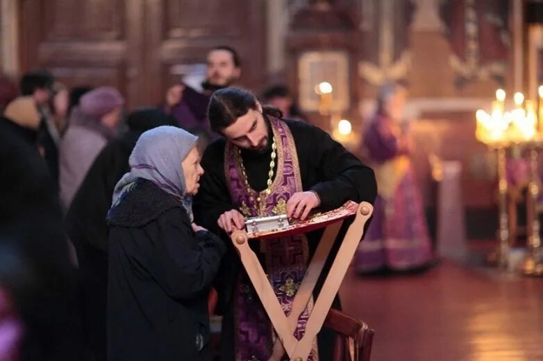 Когда проходит исповедь в храме. Православие. Женщина и священник в храме. Священник на исповеди. Когда проходит исповедь в храме.