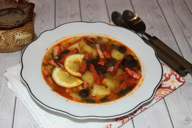 Солянка сборная с колбасой с картошкой. Солянка сборная с колбасой и картошкой. солянка с картошкой и колбасой. солянка классическая с картошкой. солянка мясная классическая с картошкой и колбасой.