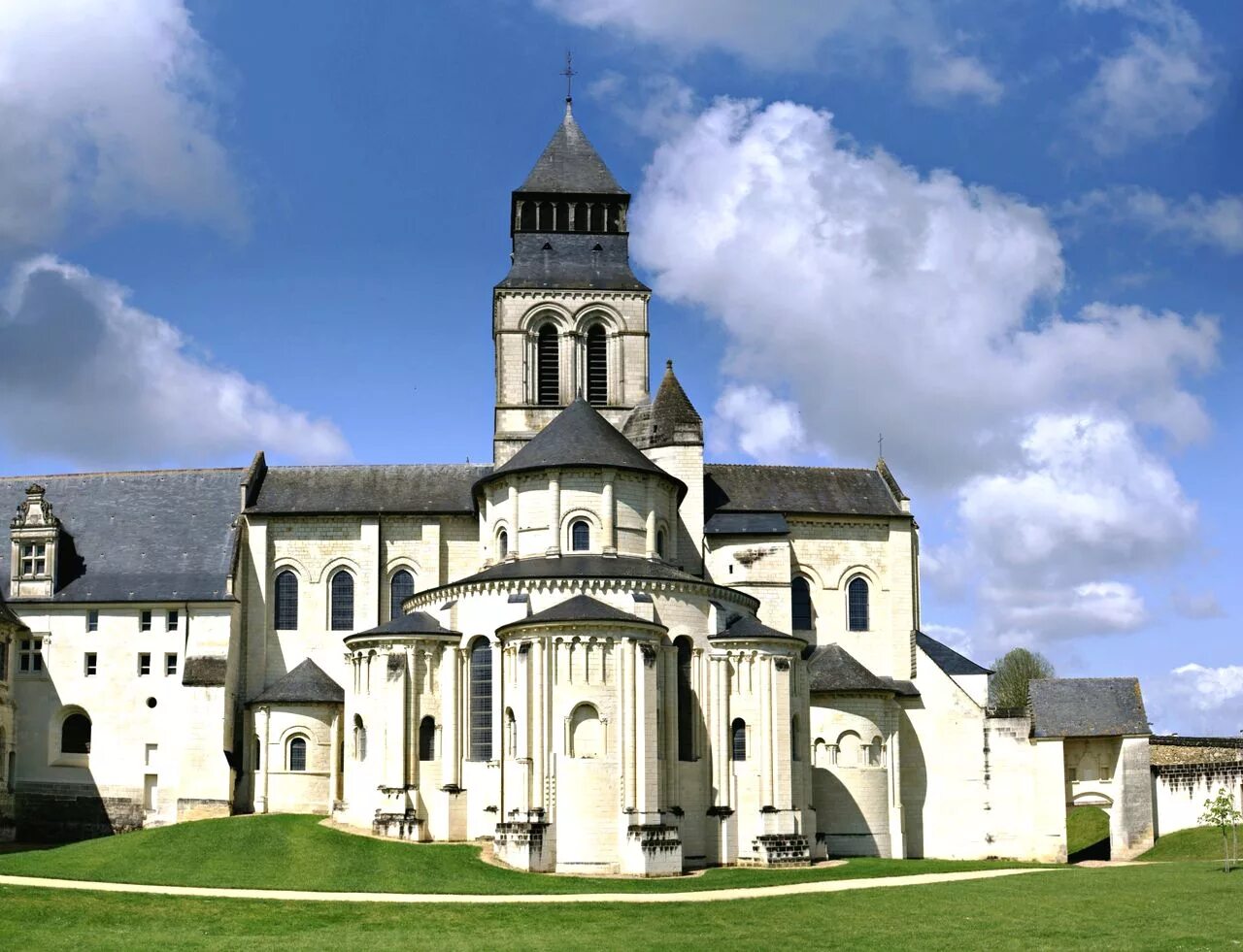 Самый крупный монастырь в европе. Аббатство Фонтевро Франция. Королевское аббатство Фонтевро монастырь. Церковь аббатства Фонтевро. Средневековые монастыри Франции.