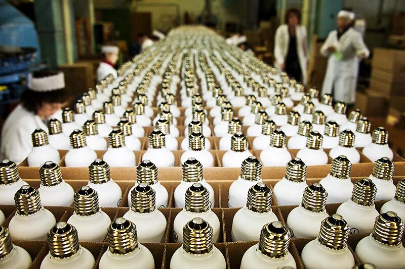 Массовое производство это кратко. Производство массовой продукции. Производство массовой продукции. Серийный выпуск продукции это. Завод по производству айфонов.