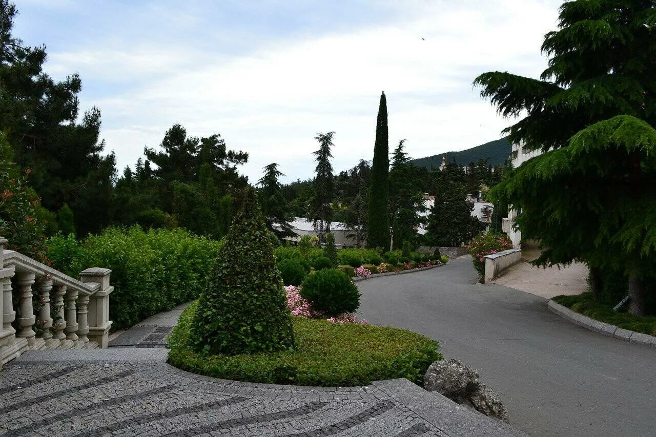 Алушта парк фото. Алушта аллея. алушта парк. алушта городской парк. алушта парк лемер.