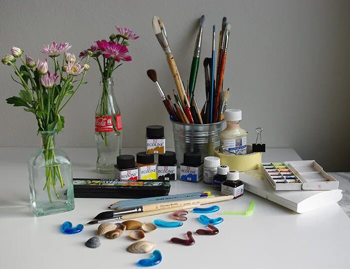 Знакомство с художественными материалами. Принадлежности для рисования. Тюбики краски кисти картины. Знакомство с художественными материалами. Смешиваем краски кисточкой.