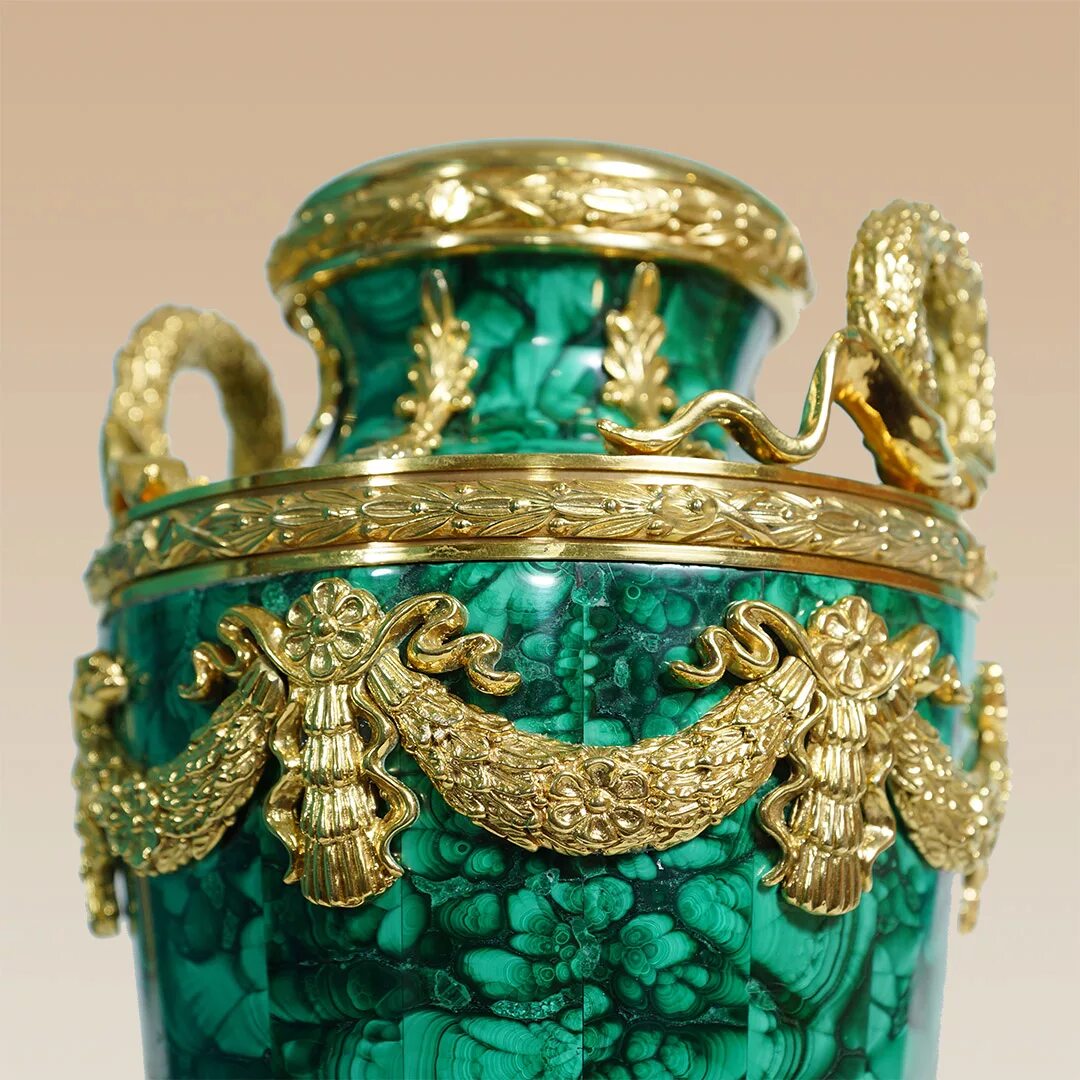 малахитовая шкатулка-ларчик. малахитовая шкатулка с камнями. салаирский малахит изделия. салаирский малахит изделия. малахит уральских мастеров.