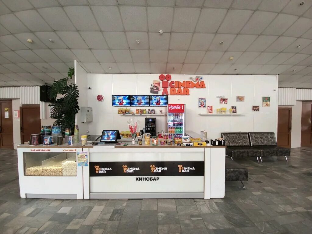 синема парк в тц метрополис. касса кинотеатра. интерьер кинобара. кинотеатр. кинобар в кинотеатре.