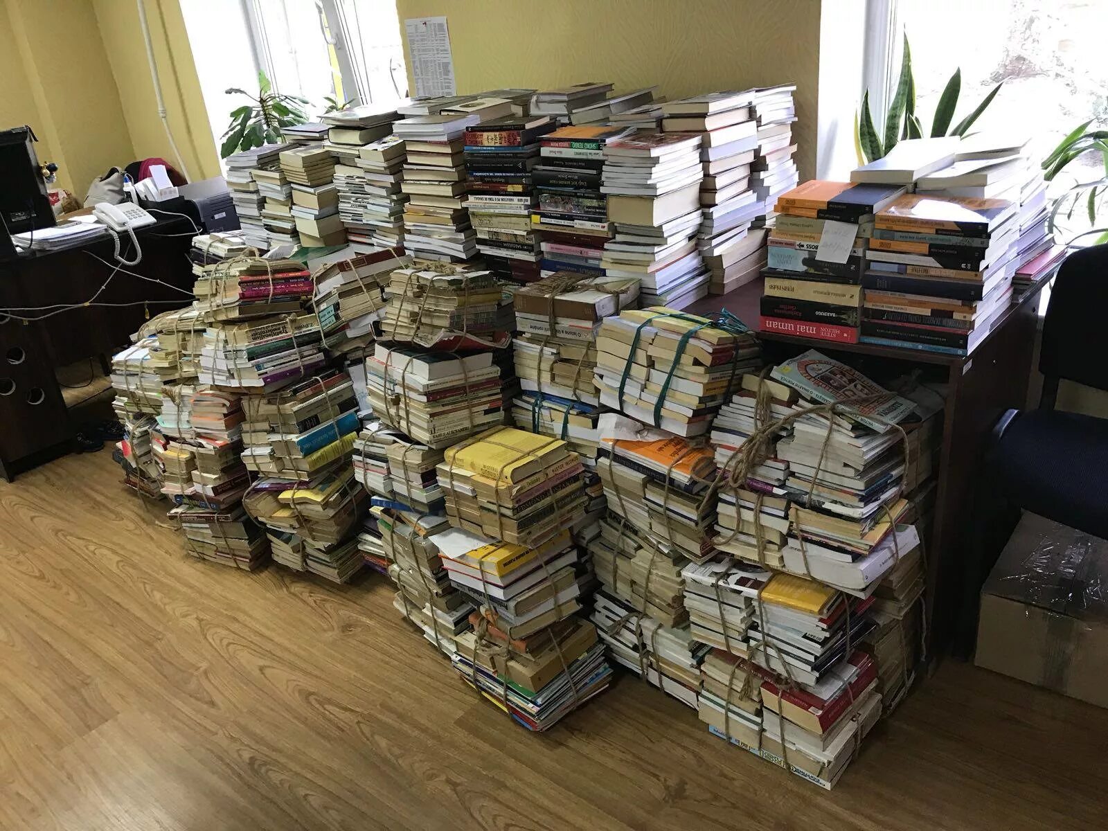 Принимаем старые книги. 1000 Книг. Библиотека на 1000 книг. 10000 Книг. 3 Тысячи книг.