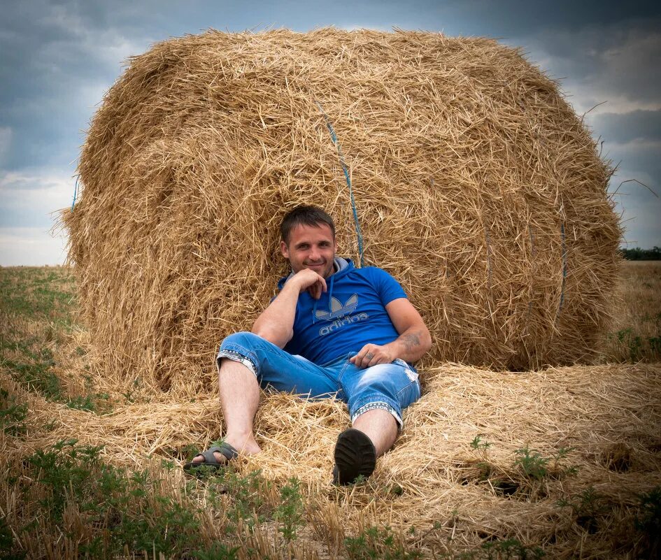 Спать на сене будет сеня. Сено на сеновале. Деревенский сеновал. Фотосессия с сеном. Человек сено.
