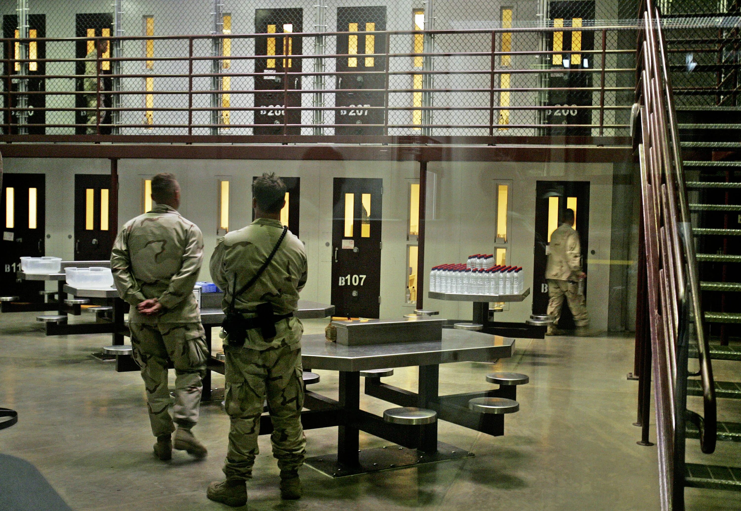 Военный заключенный. Надзиратели Гуантанамо. Гуантанамо тюрьма фильм. Америка тюрьма надзиратель. Форма охранника тюрьмы США.