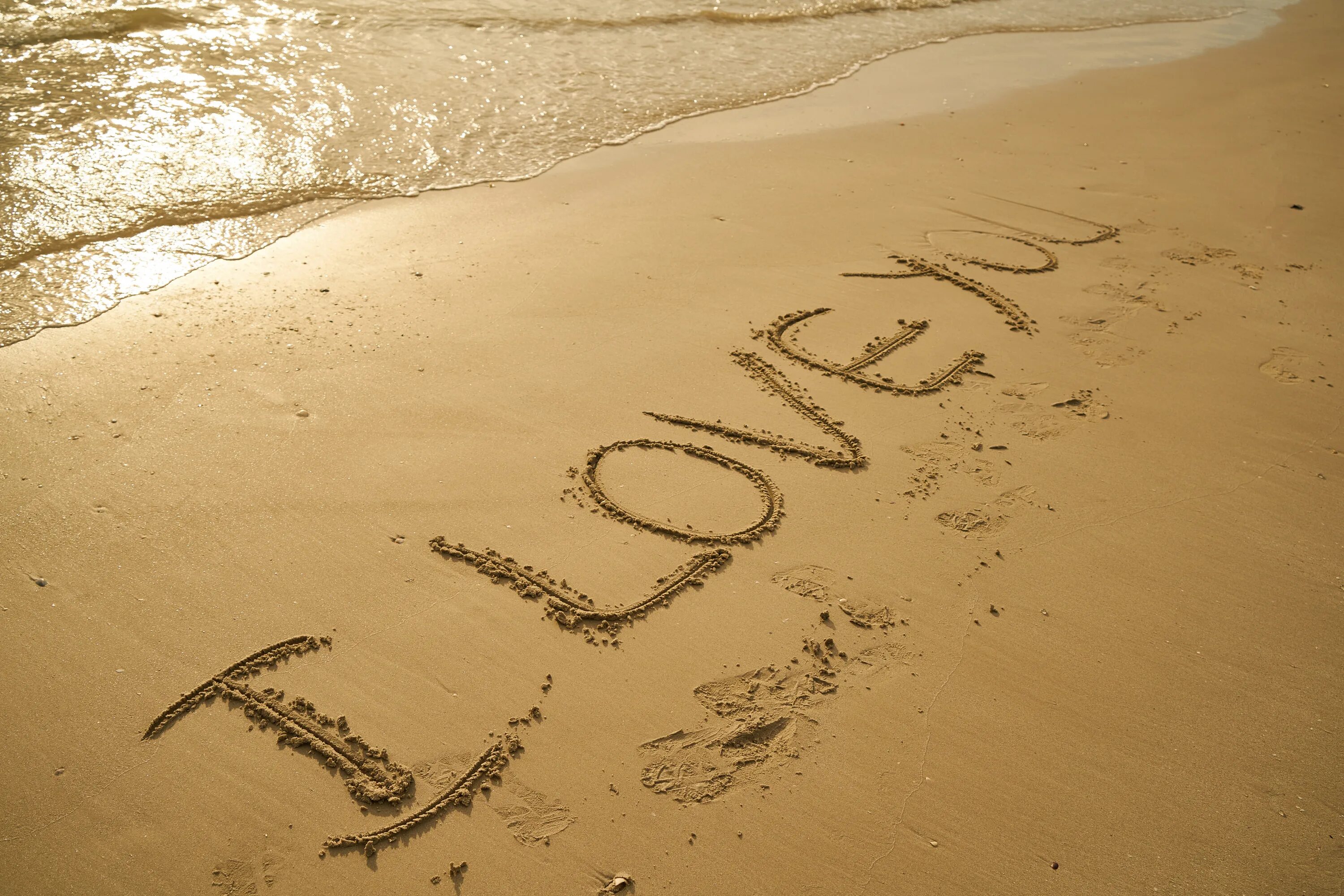 Как будет на русском я тебя люблю. Надпись на песке. Надпись на песке люблю. Надпись на песке на море. Я тебя люблю на песке.