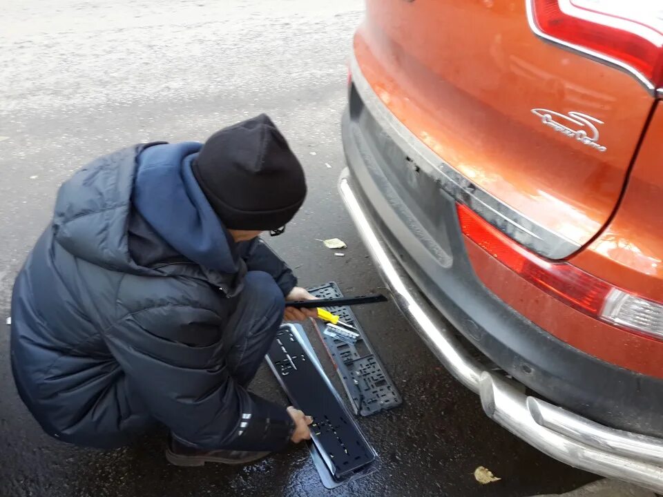 Скручивание номеров с машины. Машина с ворованным номером. Воруют номера. Воруют номера. Номер от машины.