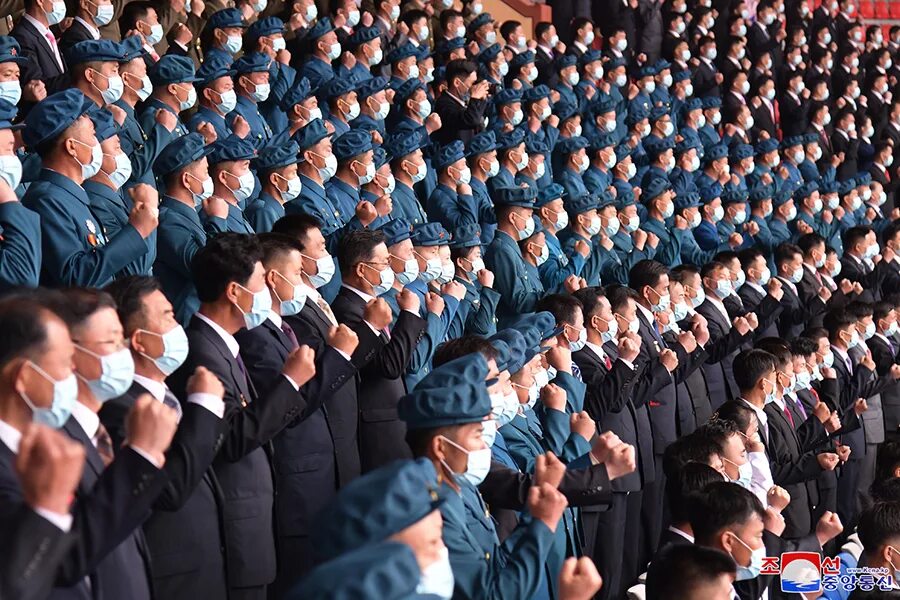 Большая толпа людей. Много людей сверху. Толпа людей с плакатами. Массовое собрание из разных мест. Массовое собрание из разных мест.