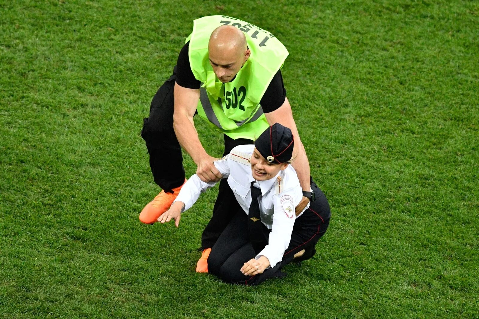 штраф за выбегание на футбольное поле. выбежала на футбольное поле. стрикер. штраф за выбегание на футбольное поле. штраф за выбегание на футбольное поле.