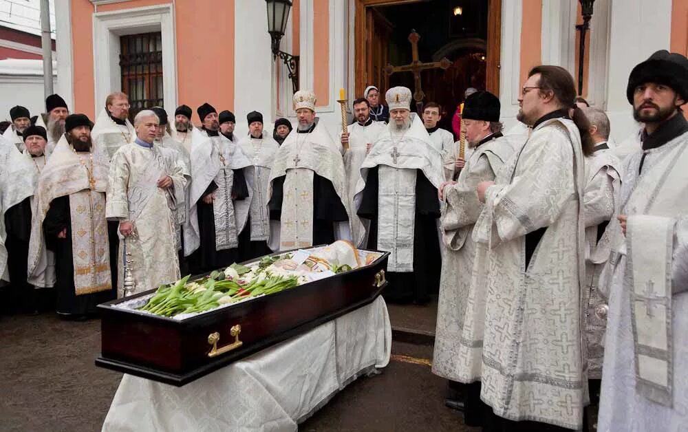 На поминках нельзя. Православное отпевание.